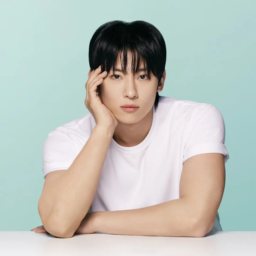 DEX public/images/actor/images/DEX-8247.webp